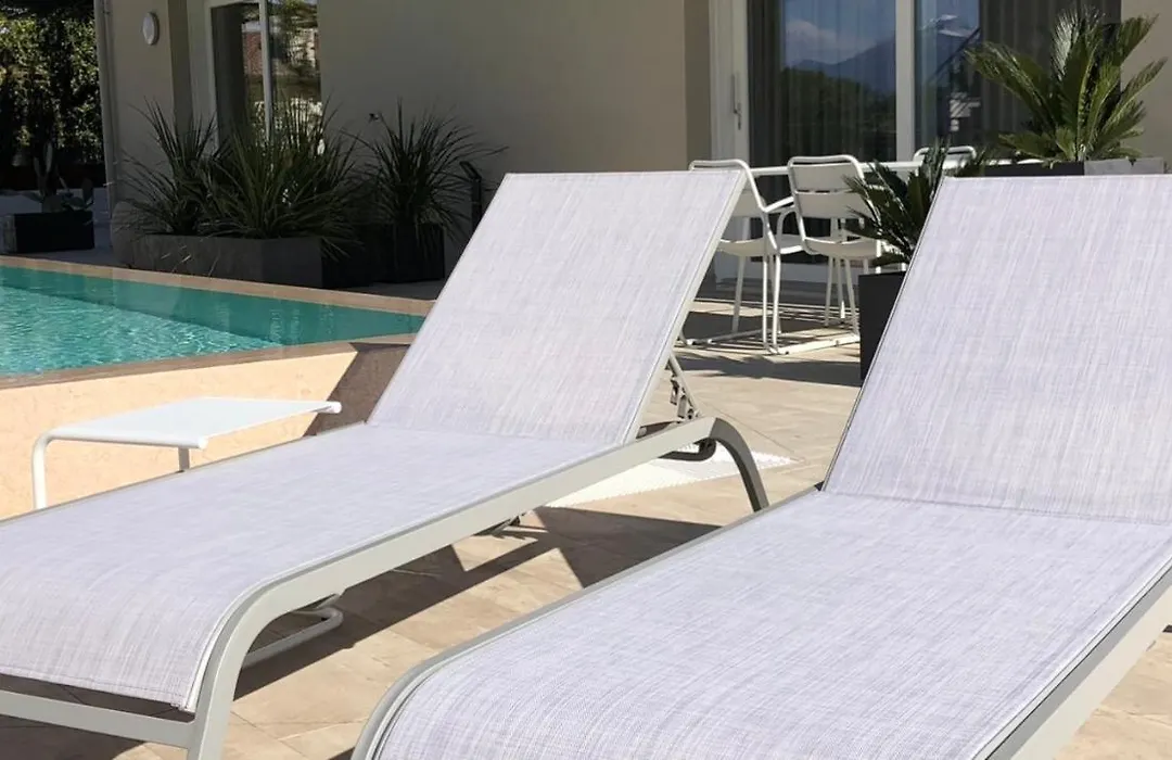 *Central Lakeside Apt*Swimming Pool & Free Parking-1