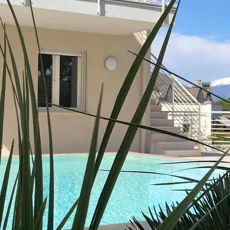 *Central Lakeside Apt*Swimming Pool & Free Parking-2