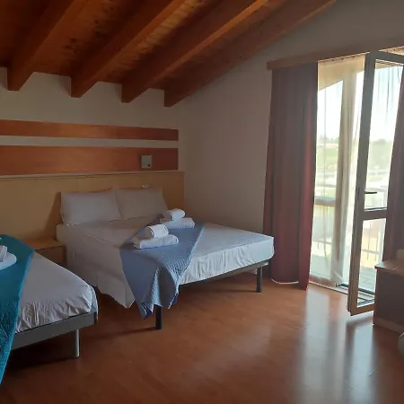 Vittoria Rooms Peschiera-2