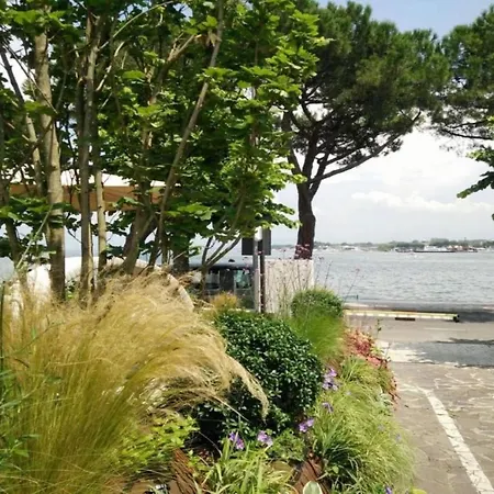 Villetta Mazzini Front Lake - Happy Rentals-2