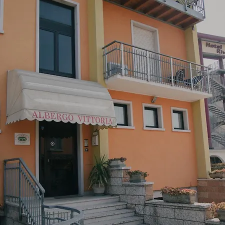 Vittoria Rooms Peschiera-3